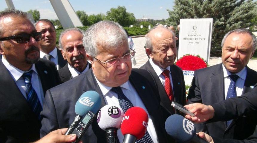 B&uuml;lent Ecevit&rsquo;in Doğum Yıl D&ouml;n&uuml;m&uuml; Mezarı Başında Kutlandı