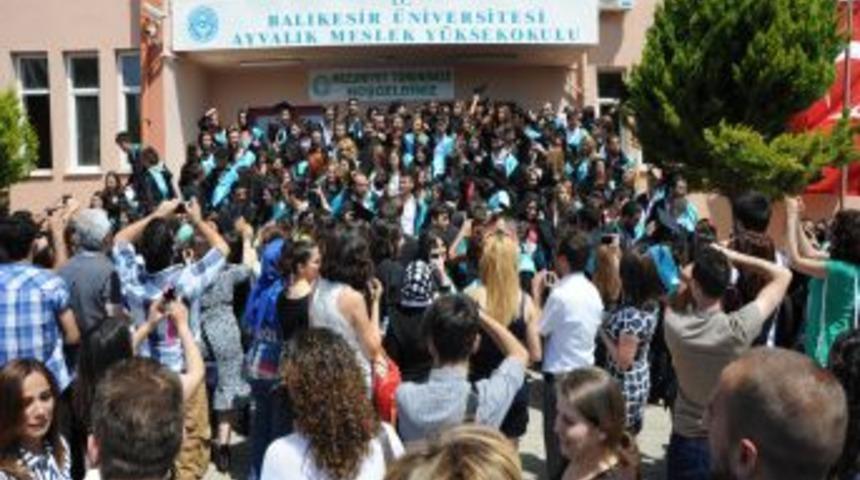 Ayvalık MYO'nun 19. D&ouml;nem Mezunları T&ouml;renle Uğurlandı