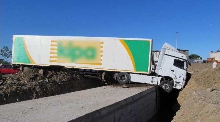 Tır, Yağmur Kanalı İ&ccedil;in A&ccedil;ılan &Ccedil;ukura D&uuml;şt&uuml;