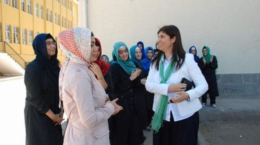 Ak Parti'li Beyaz, İmam Hatipli &Ouml;ğrencilerle Bir Araya Geldi