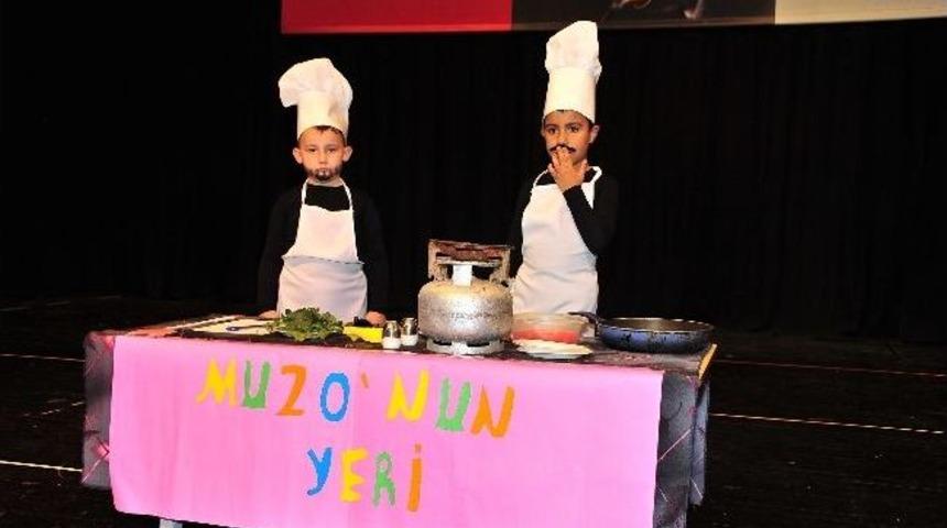 Minikler H&uuml;nerlerini Anne Babalarına Sergiledi