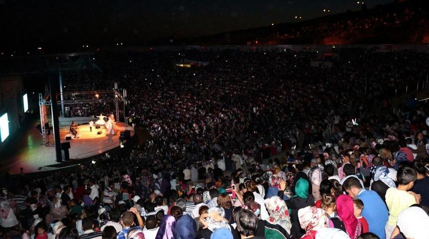 Yıldız FM 13. Yılını Coşkulu Bir Kalabalıkla Kutladı