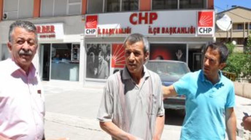 CHP &Ouml;n&uuml;ne Aracını Bırakan Inşaat Iş&ccedil;isi Bomba Paniğine Neden Oldu