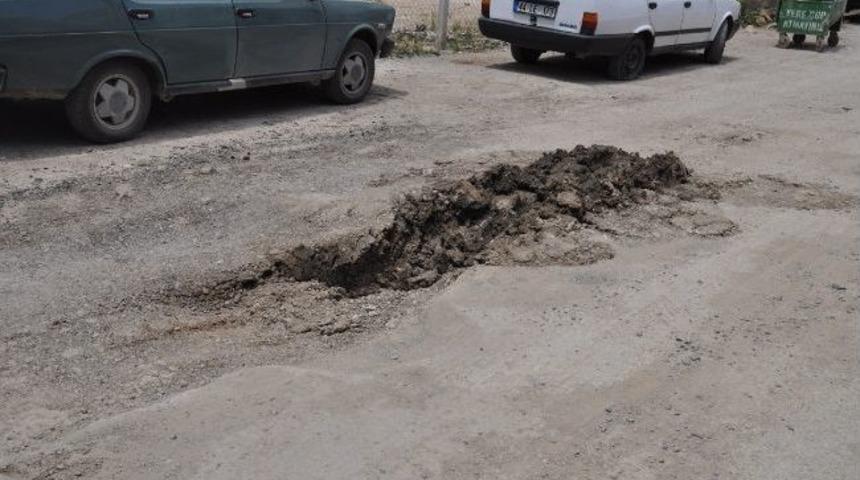 Sokak Ortasındaki &Ccedil;ukur, S&uuml;r&uuml;c&uuml;lere Zor Anlar Yaşattı