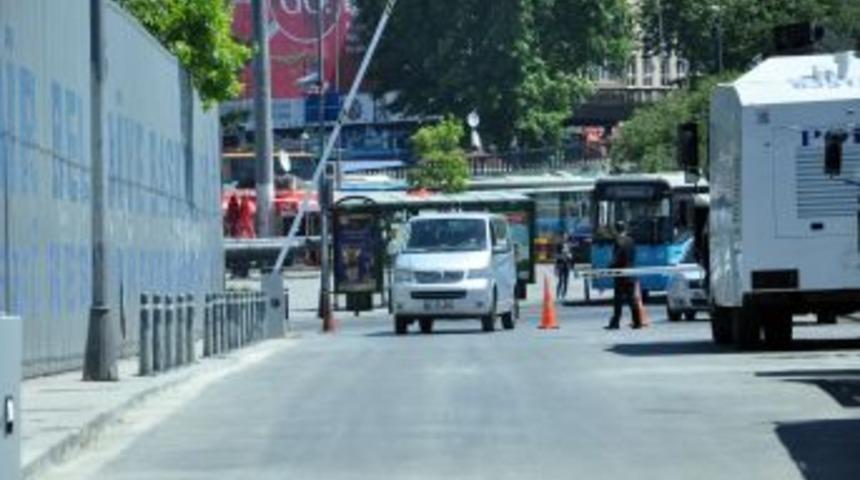 Başbakanlık Ofisi &Ouml;n&uuml;ndeki Yol Ara&ccedil;lara Kapatıldı