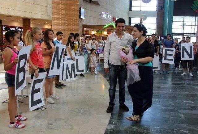 Yüzlerce Kişinin İçinde Evlenme Teklifi