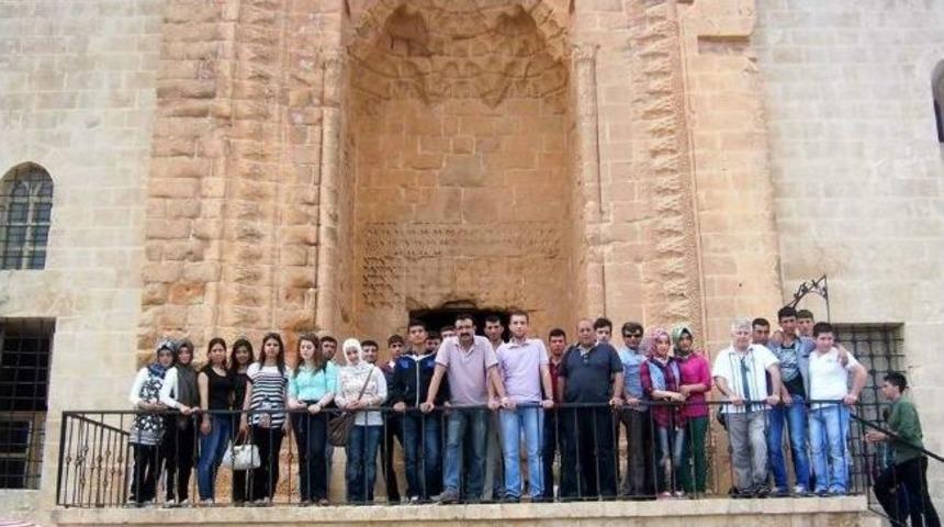 Kilis Eğitim G&ouml;n&uuml;ll&uuml;leri Derneğinden &Uuml;niversiteye Hazırlık Kursu &Ouml;ğrencilerine Mardin Gezisi