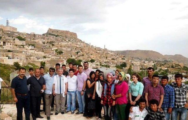 Kilis Eğitim Gönüllüleri Derneğinden Üniversiteye Hazırlık Kursu Öğrencilerine Mardin Gezisi