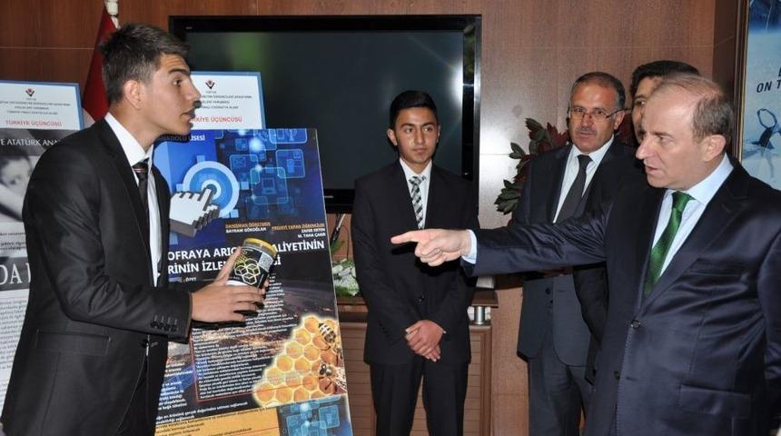 T&Uuml;BİTAK'ın Proje Yarışmasında Dereceye Giren &Ouml;ğrenciler &Ouml;d&uuml;llendirildi