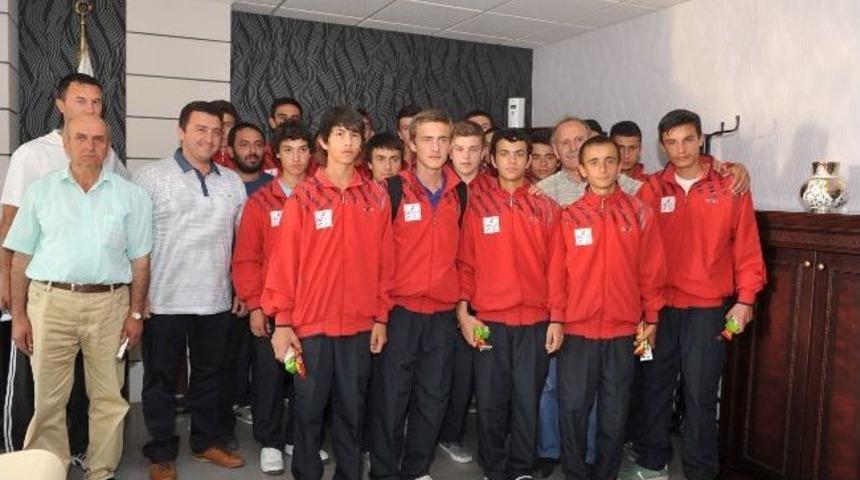 Başkan Vekili Bakıcı Şampiyonları Ağırladı