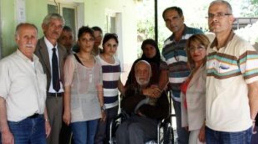 Tekerlekli sandalye hediyesi g&ouml;zyaşlarına boğdu