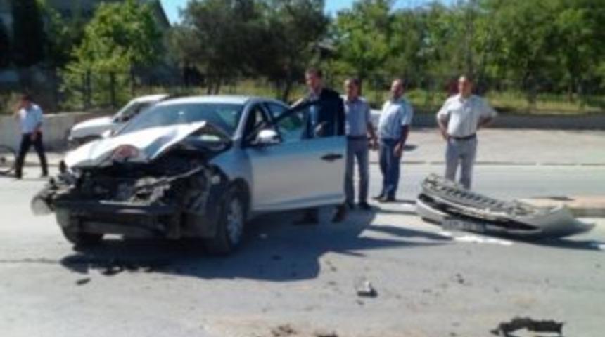 Gelibolu da otomobil ile kamyonet &ccedil;arpıştı