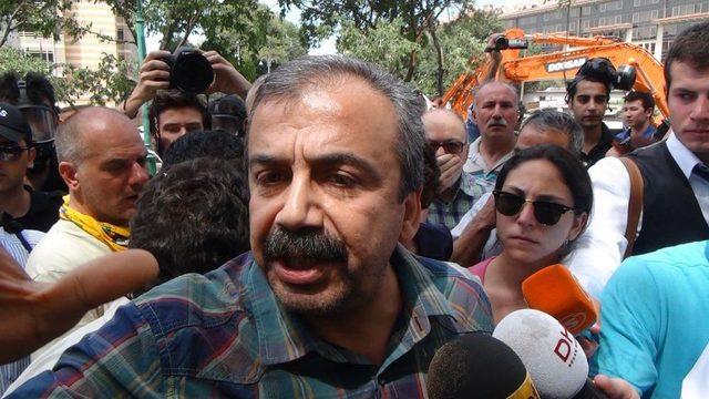 Sırrı S&uuml;reyya &Ouml;nder kep&ccedil;enin &ouml;n&uuml;ne atladı 1