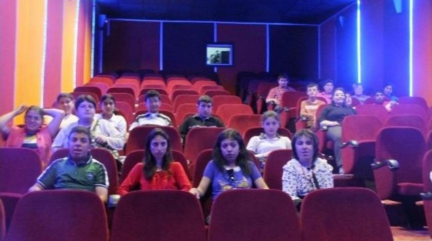 Sahnedeki Engelsiz Melodiler Projesi S&uuml;r&uuml;yor