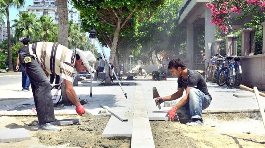 Kaldırımları Yenilenen Atat&uuml;rk Caddesi 'engelsiz' Olacak