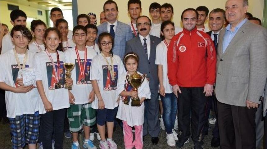 Adanalı Şampiyonlar Bakan &Ccedil;elik&rsquo;i Madalyalarla Karşıladı