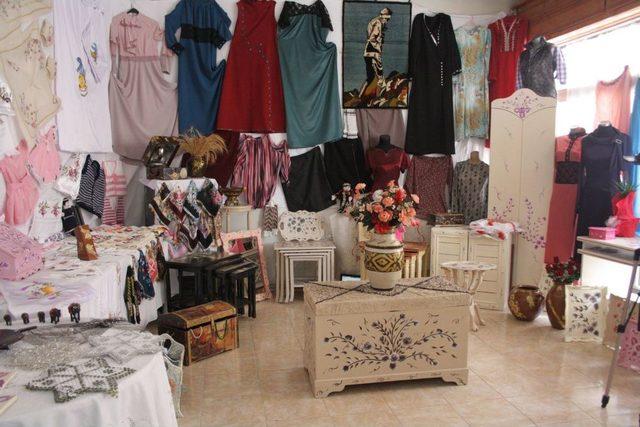 Anneler Halk Eğitim Kurslarıyla Eski Eşyaları Ekonomiye Kazandırıyor 1