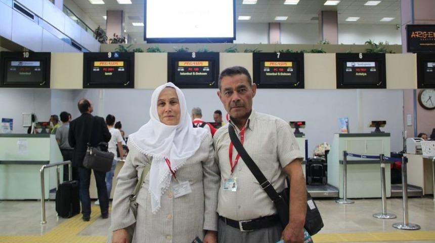 63 Yaşında Kur'an &Ouml;ğrendi, &Ouml;d&uuml;l Olarak Eşiyle Umreye Gitti