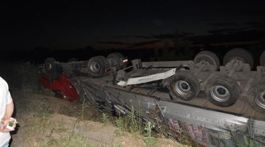 Tır Devrildi Şof&ouml;r Yaralı