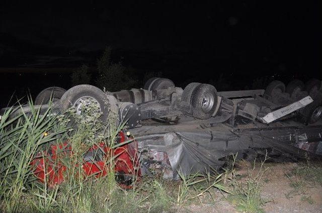 Tır Devrildi Şof&ouml;r Yaralı 1