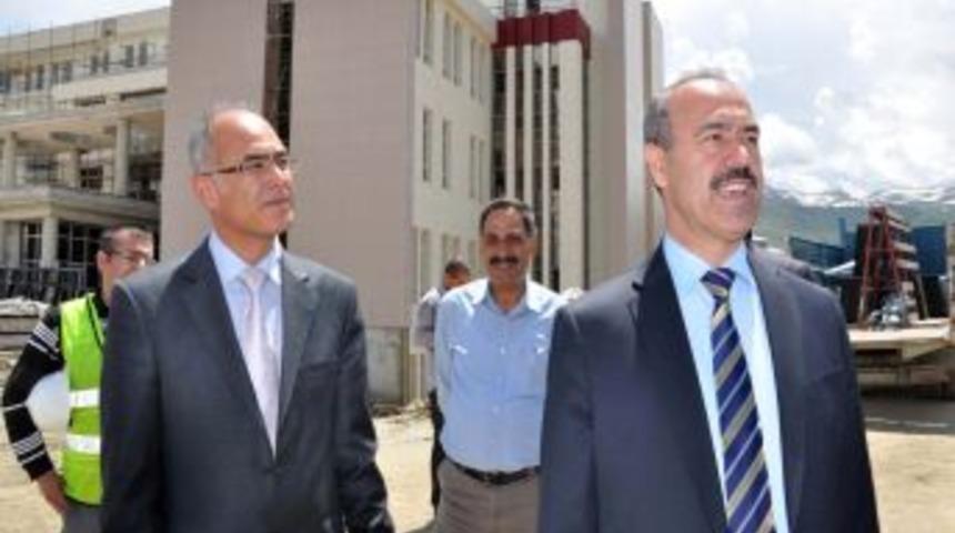 Vali B&uuml;y&uuml;kersoy, Yeni Hastane Inşaatını Inceledi