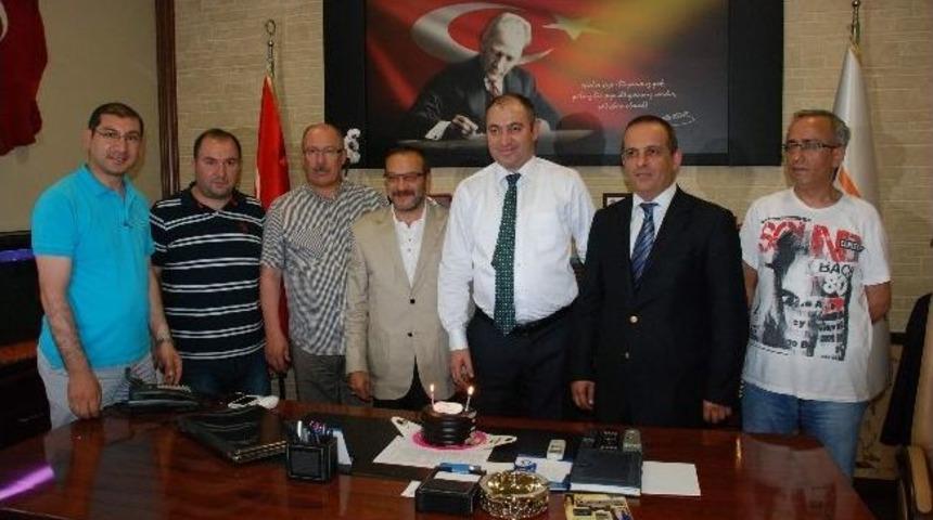 Başkan Arat&rsquo;a Pastalı Kutlama