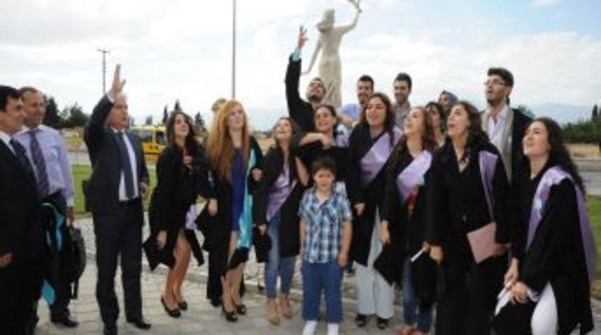 Burhaniye MYO'da Mezuniyet Heyecanı Yaşandı