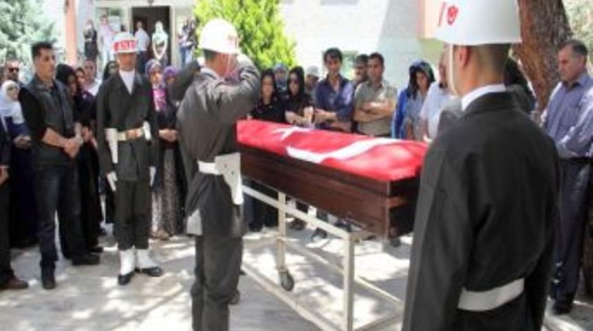 G&ouml;l Kıyısında Cesedi Bulunan Uzman &Ccedil;avuş Defnedildi