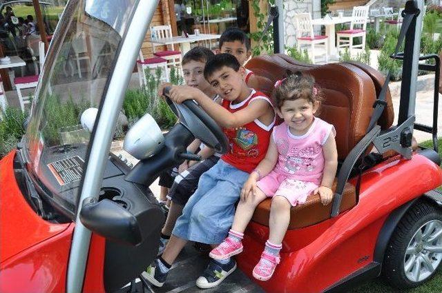 Kaymakam G&ouml;dekmerdan, Kimsesiz &Ccedil;ocuklara Kucak A&ccedil;tı 1