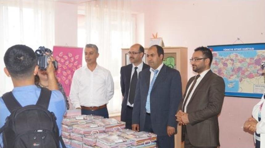 &Ouml;ğrencilere Yardımcı Kaynak Kitap Seti Hediye Edildi