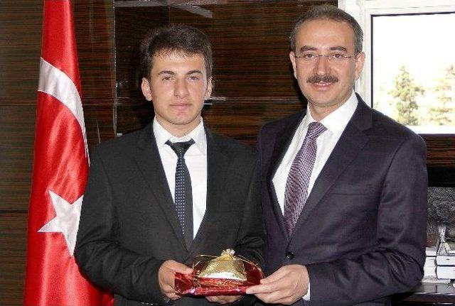 Başkan D&uuml;ndar dan T&uuml;rkiye 2. sine &Ouml;d&uuml;l 1