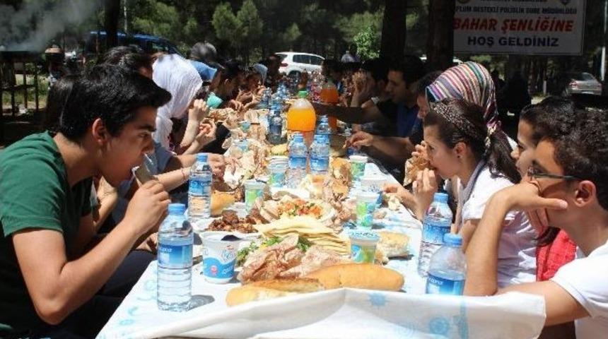 Polis Ve &Ouml;ğrenciler Bahar Şenliğinde Bir Araya Geldi
