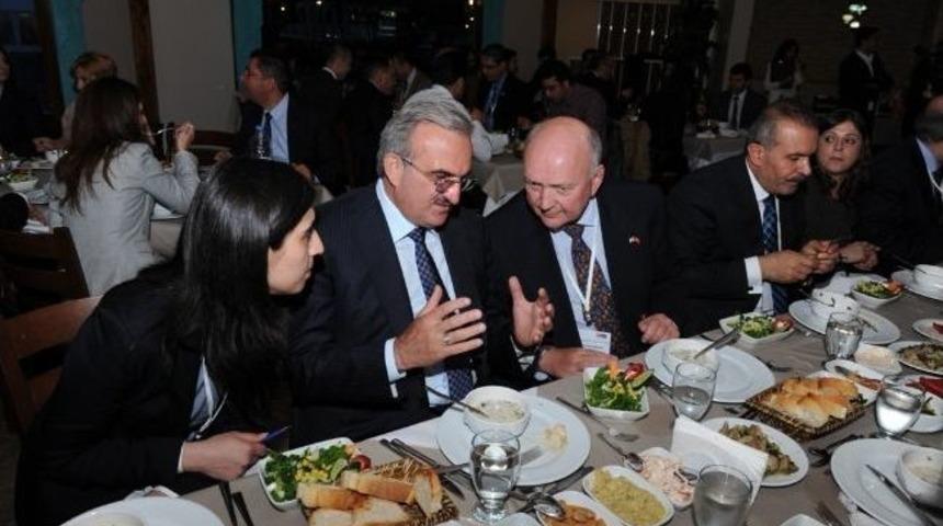 Vali Karaloğlu&rsquo;ndan Avrupalı Parlamenterlere Yemek