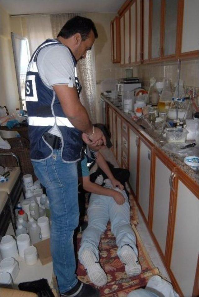 Evde Uyuşturucu Hap &Uuml;retimine Narkotik Baskını 1