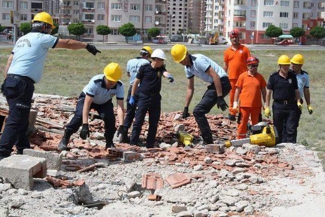 Kayseri Emniyeti'nden Gerçeğini Aratmayan Deprem Tatbikatı