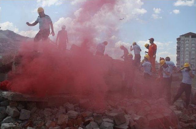 Kayseri Emniyeti'nden Gerçeğini Aratmayan Deprem Tatbikatı