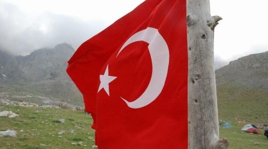 Akdeniz Oyunları Bayrağı Medetsiz Zirvesi'nde