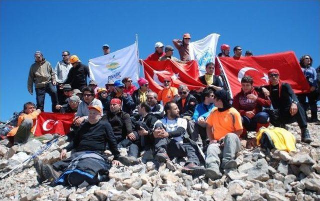 Akdeniz Oyunları Bayrağı Medetsiz Zirvesi nde 1
