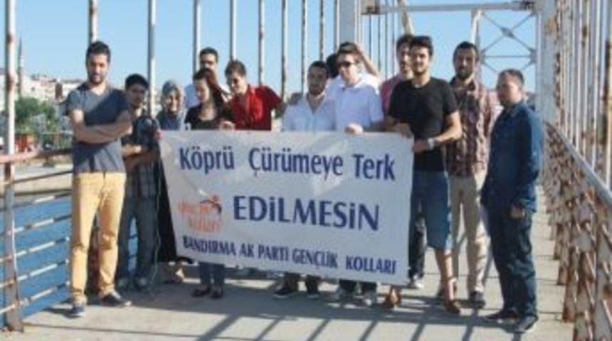 Ak Gen&ccedil;ler 'aşk K&ouml;pr&uuml;s&uuml;'n&uuml;n Boyanmasını İstedi
