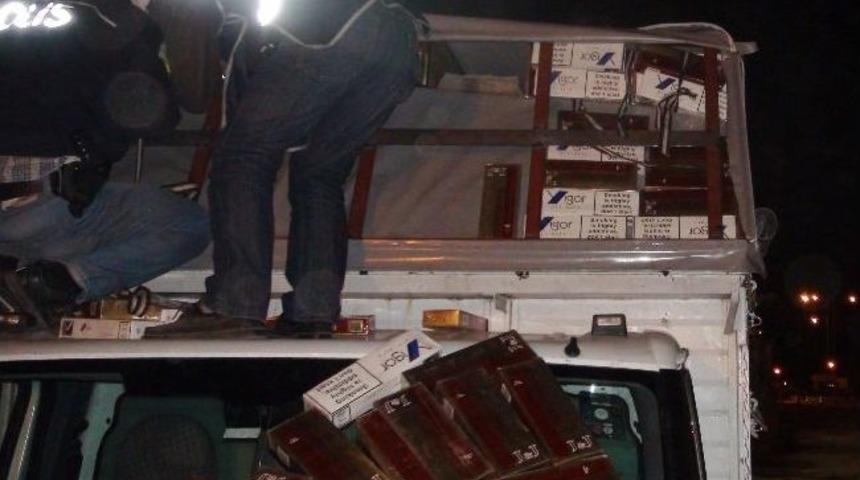 Kamyonetin Tavanından Ka&ccedil;ak Sigara &Ccedil;ıktı