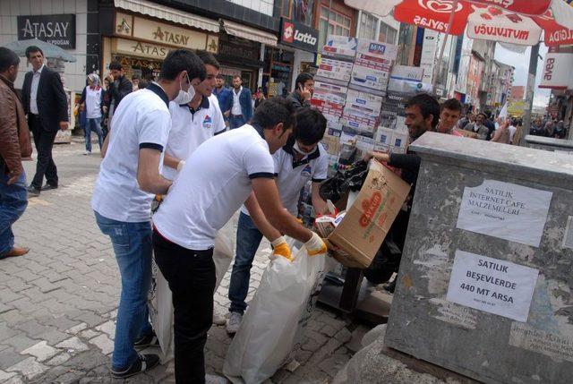 Öğrenciler, Çevreye Duyarlılığa Dikkat Çekmek Için Çöp Topladı