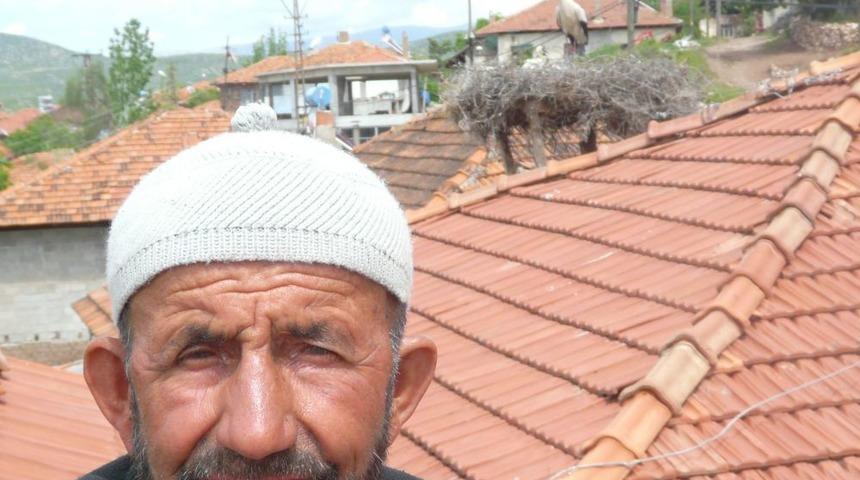 51 Yıldır Evinin &Ccedil;atısında Leylekleri Misafir Ediyor