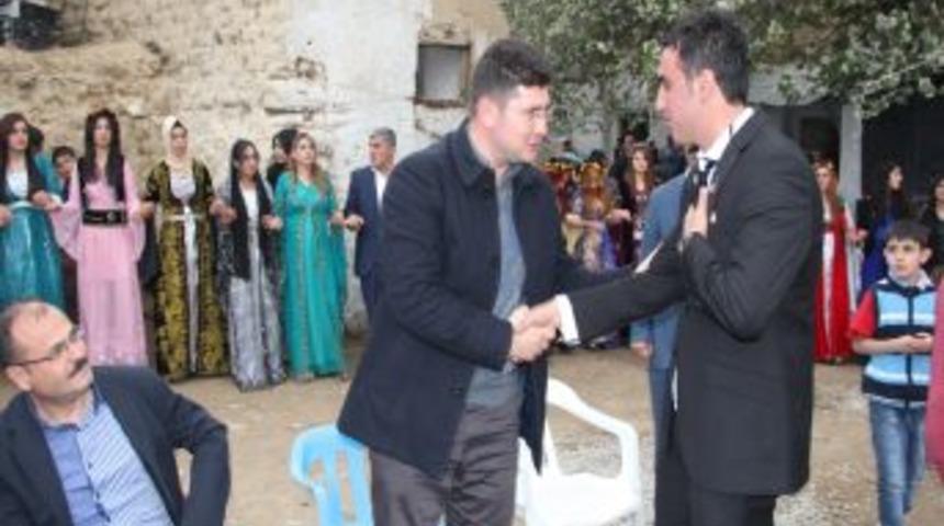 Kaymakam D&uuml;ğ&uuml;nde K&uuml;rt&ccedil;e M&uuml;zik Eşliğinde Halay &Ccedil;ekti