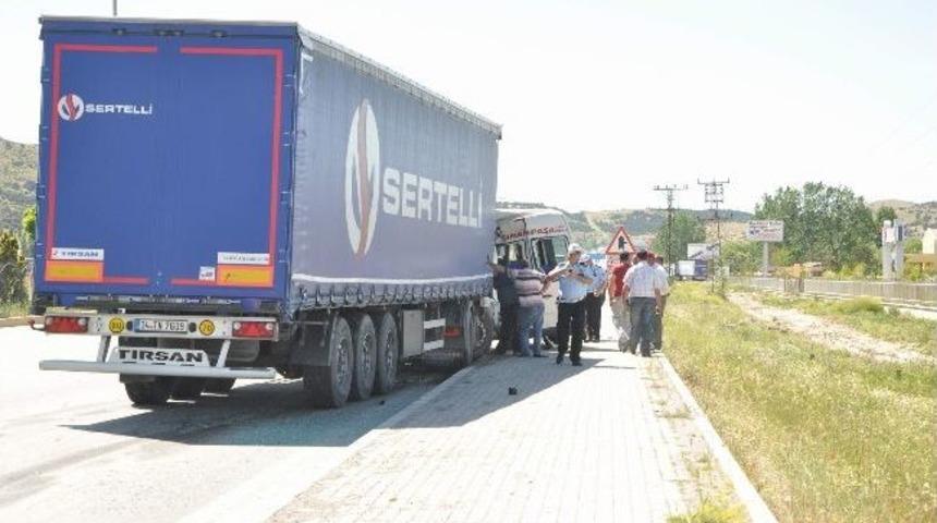 Afyonkarahisar&rsquo;da Trafik Kazası:11 Yaralı