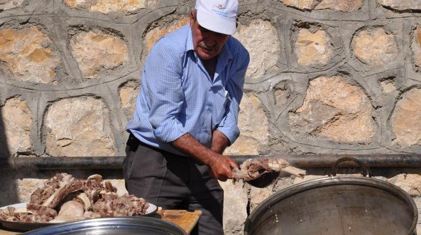 K&ouml;yl&uuml;ler Hem Dua Ediyor Hem Kaynaşıyor