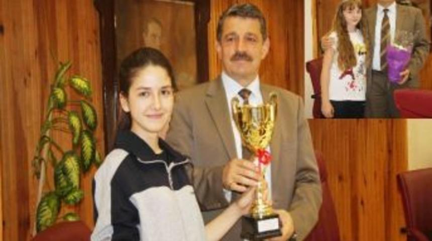 Sporcular Kupalarını Başkan Akın'a Verdiler