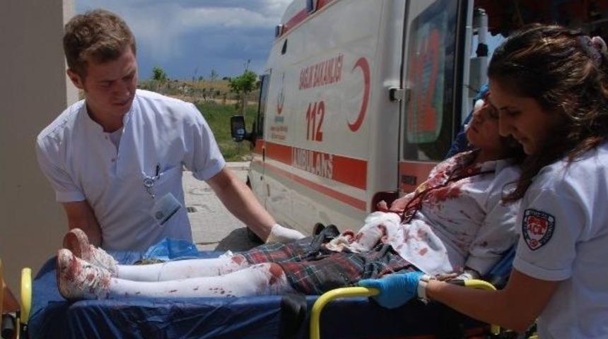 Besni&rsquo;de &Ouml;ğrenci Servisi Şarampole Yuvarlandı: 12 Yaralı