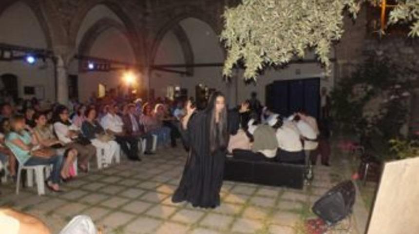 Medresede muhteşem tiyatro