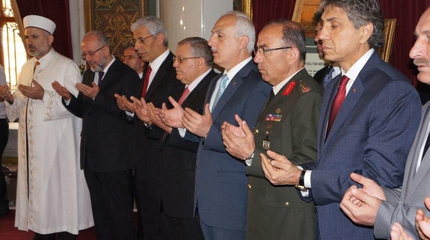 Fetih Kutlamaları Fatih'in Kabrini Ziyaretle Başladı
