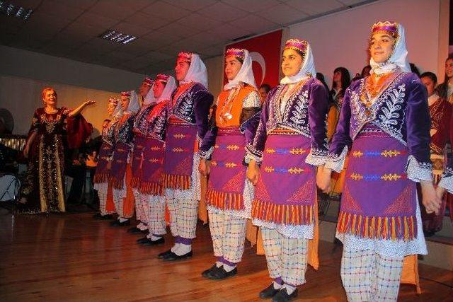 Lise &Ouml;ğrencilerinden T&uuml;rk Halk M&uuml;ziği Konseri 1